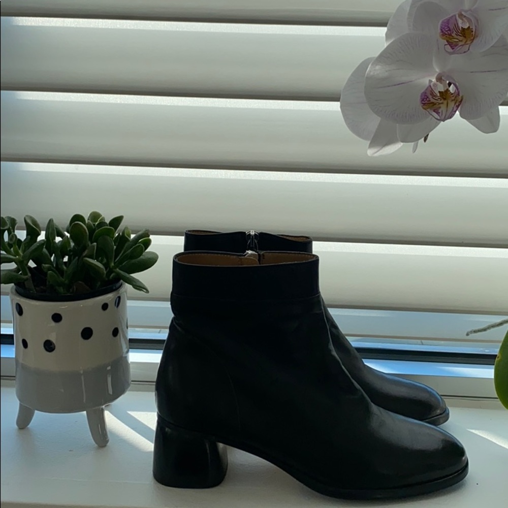 Apostrophe ankle boots. - Picture 5 of 7